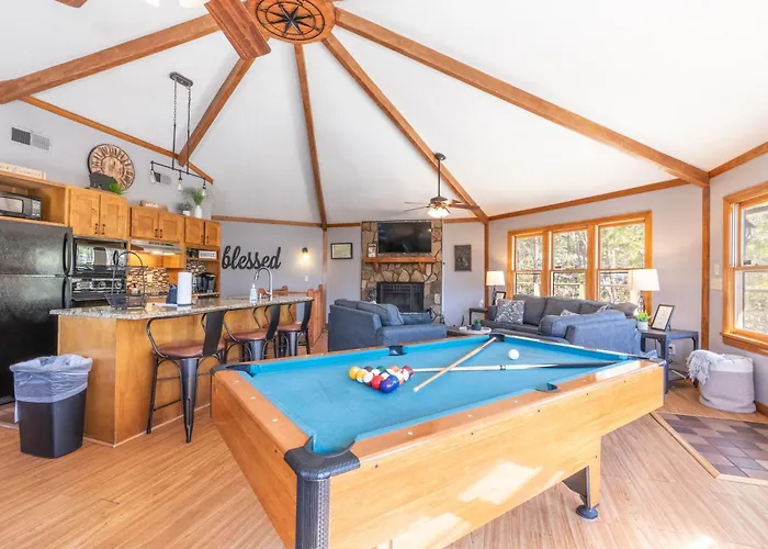 Gatlinburg Cabin Hawks View Sleeps 8 3 Bedroom Hot tub Multicade Pool Table