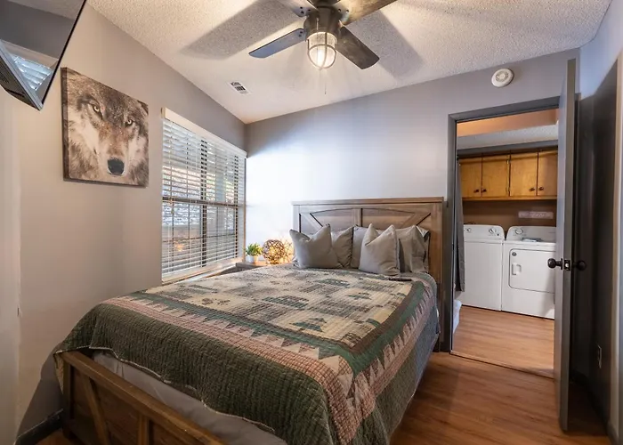 Gatlinburg Cabin Hawks View Sleeps 8 3 Bedroom Hot tub Multicade Pool Table